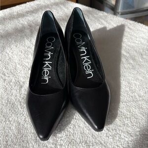 Calvin Klein Women's Classic Leather Pump, 7, Excellent Condition, Timeless